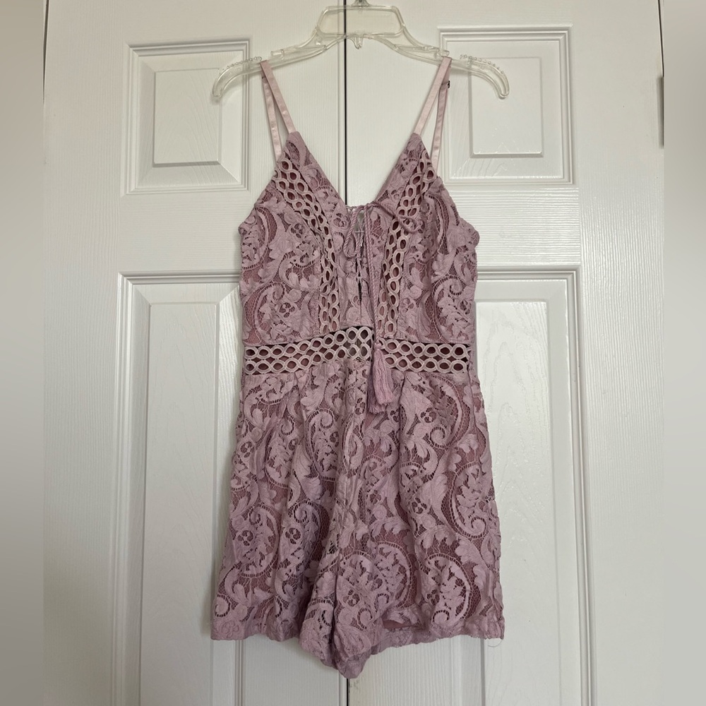 Elegant Pink Lace Detail Romper – Intricate Overlay & Zipper Closure